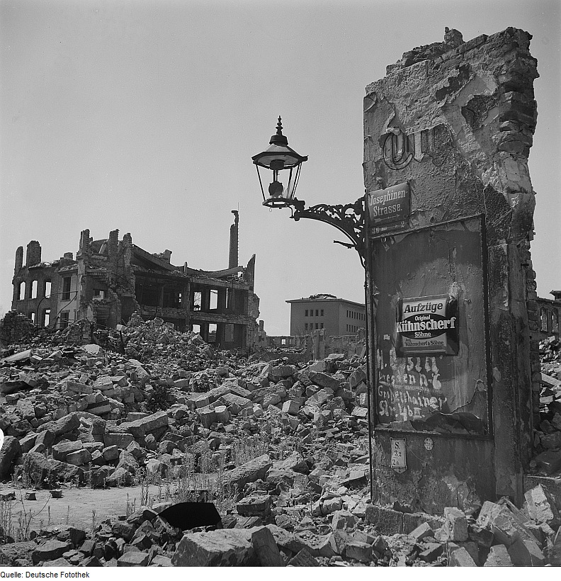 14 février 1945 Dresde réduite en cendres . Fotothek_df_ps_0000116_Fassadenst%C3%BCck_einer_Ruine_mit_Gaslaterne