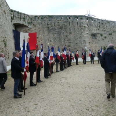  Arrivée des porte-drapeaux  devant la crypte du Fort 