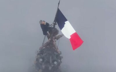 80 ans de la Libération de Strasbourg – Installation du drapeau au sommet de la cathédrale.